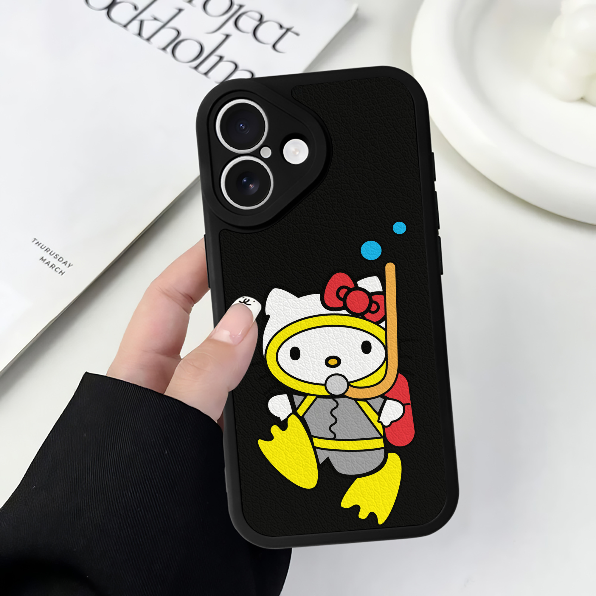 （画像用） Hello Kitty ハローキティ 【iPhone 16シリーズ対応】シリコンスマホケース（レザー調） 材質：シリコン